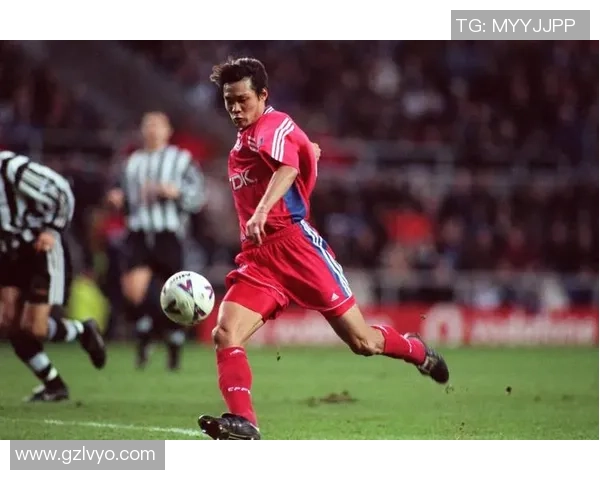 足球明星重返童年变婴儿萌态百出引发网友热议和欢笑